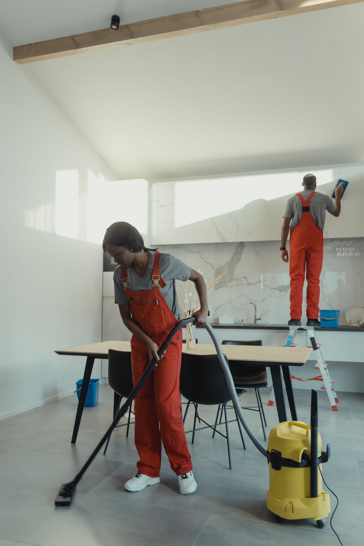 Équipe professionnelle équipée dans une cuisine moderne
